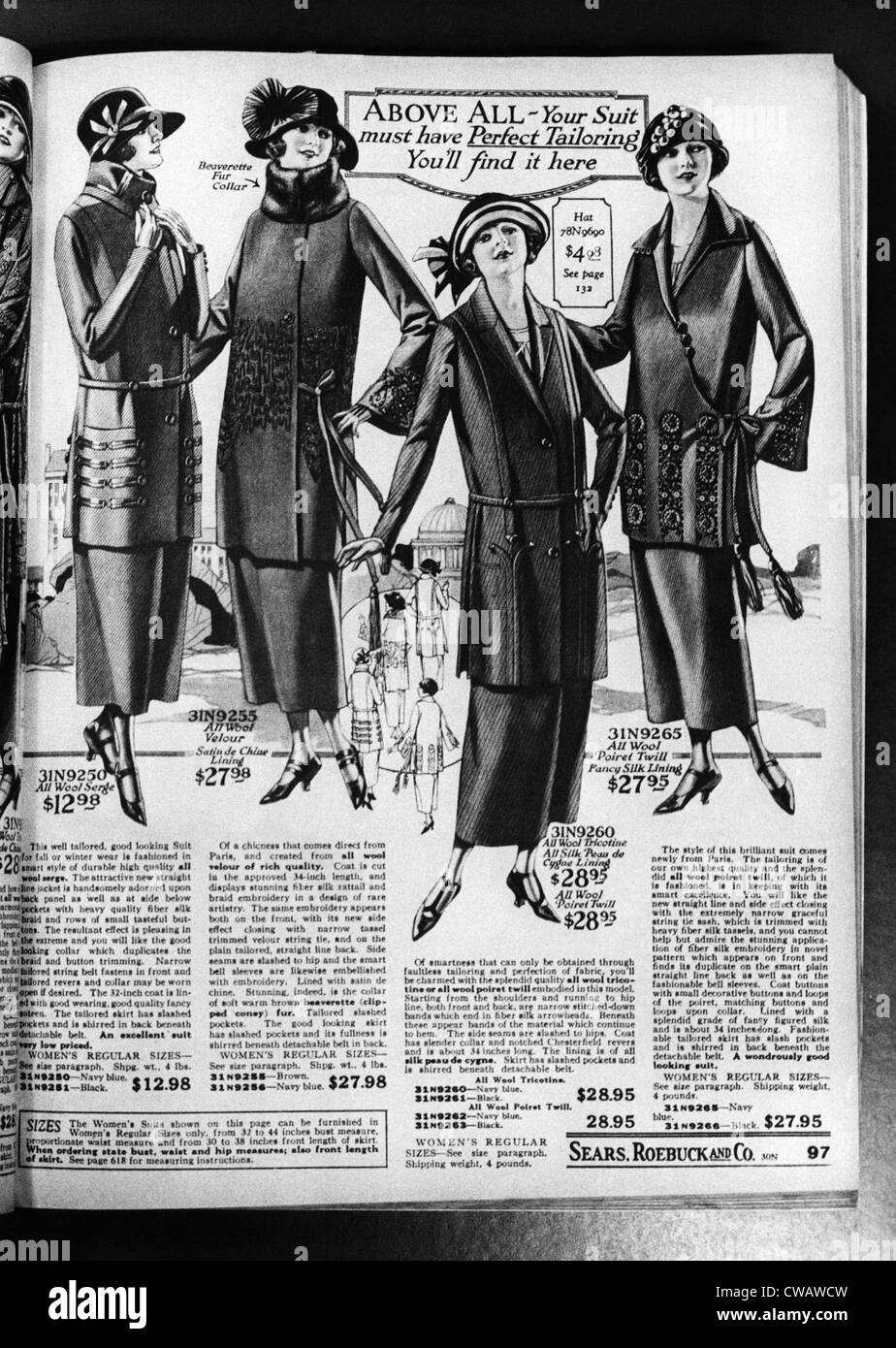 Una pagina da un 1923 Sears Roebuck catalogo con le donne del mantello di lana adatta per la vendita, compresa nel costo da $12.98 a $28,95. Foto Stock