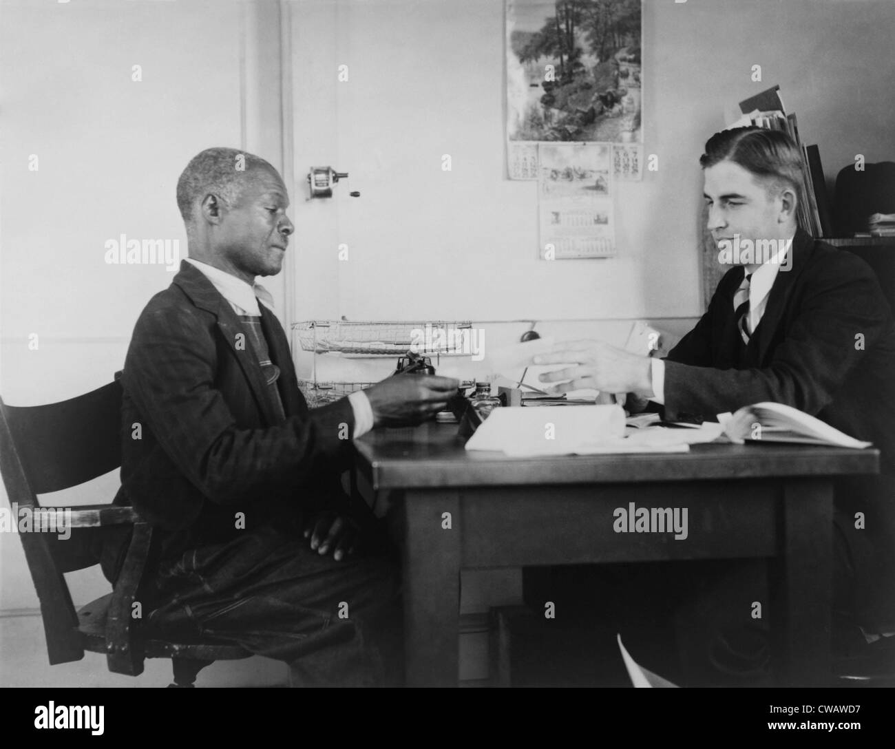 An African American Farmer rimborsa il suo Farm Security Administration (FSA) prestito. La nuova agenzia di trattativa fornito orientamenti e prestiti Foto Stock