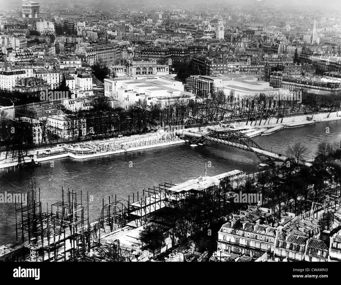 Una vista generale del sito del 1937 Exposition lungo entrambe le rive del fiume Senna, Parigi, Francia. 1930s. La cortesia: CSU Foto Stock