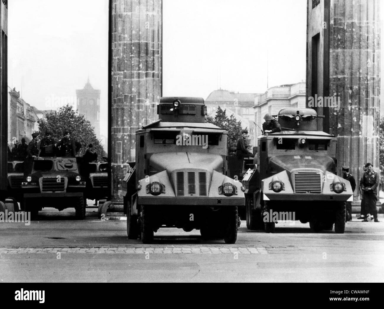 Membri del 'Esercito del popolo' barricata la Porta di Brandeburgo con acqua-tubi espulsori, Berlino, Germania. 1961. La cortesia: CSU Foto Stock