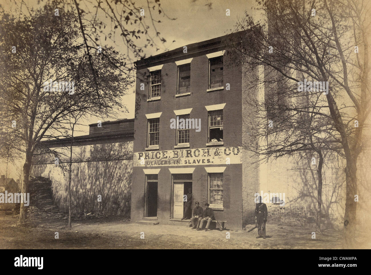 Union Army guardia e altri uomini di fronte ad un edificio denominato "prezzo, Betulla & Co., i commercianti di schiavi,' in Alessandria, Foto Stock