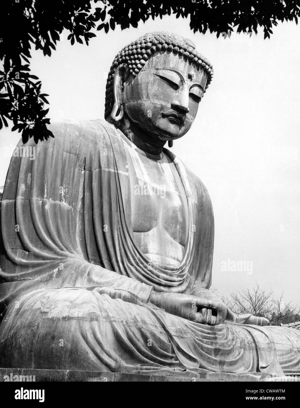 Un Buddha a Kamakura località balneare. ca 1950s. La cortesia: Archivi CSU/Everett collezione. Foto Stock