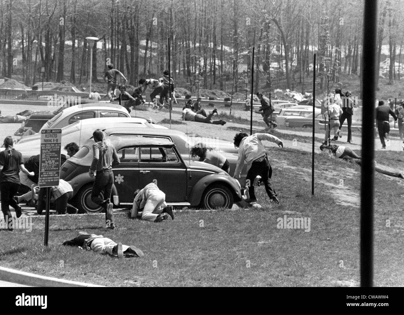 Gli studenti scappando dalla cottura a Kent State, maggio 1970. La cortesia: CSU Archivi / Everett Collection Foto Stock