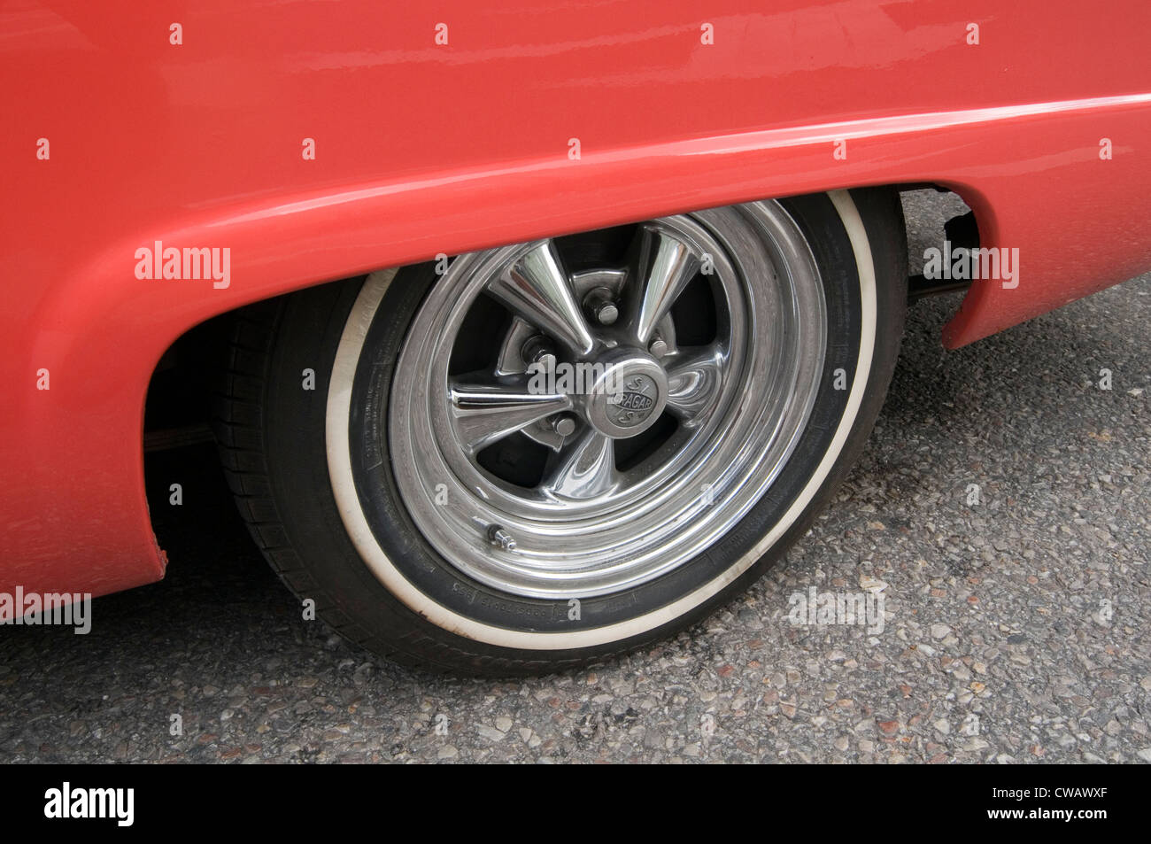 Crager cinque razze ruote mag cromato ruota auto personalizzata auto aftermarket classico bianco pareti murate whitewall whitewalls Foto Stock