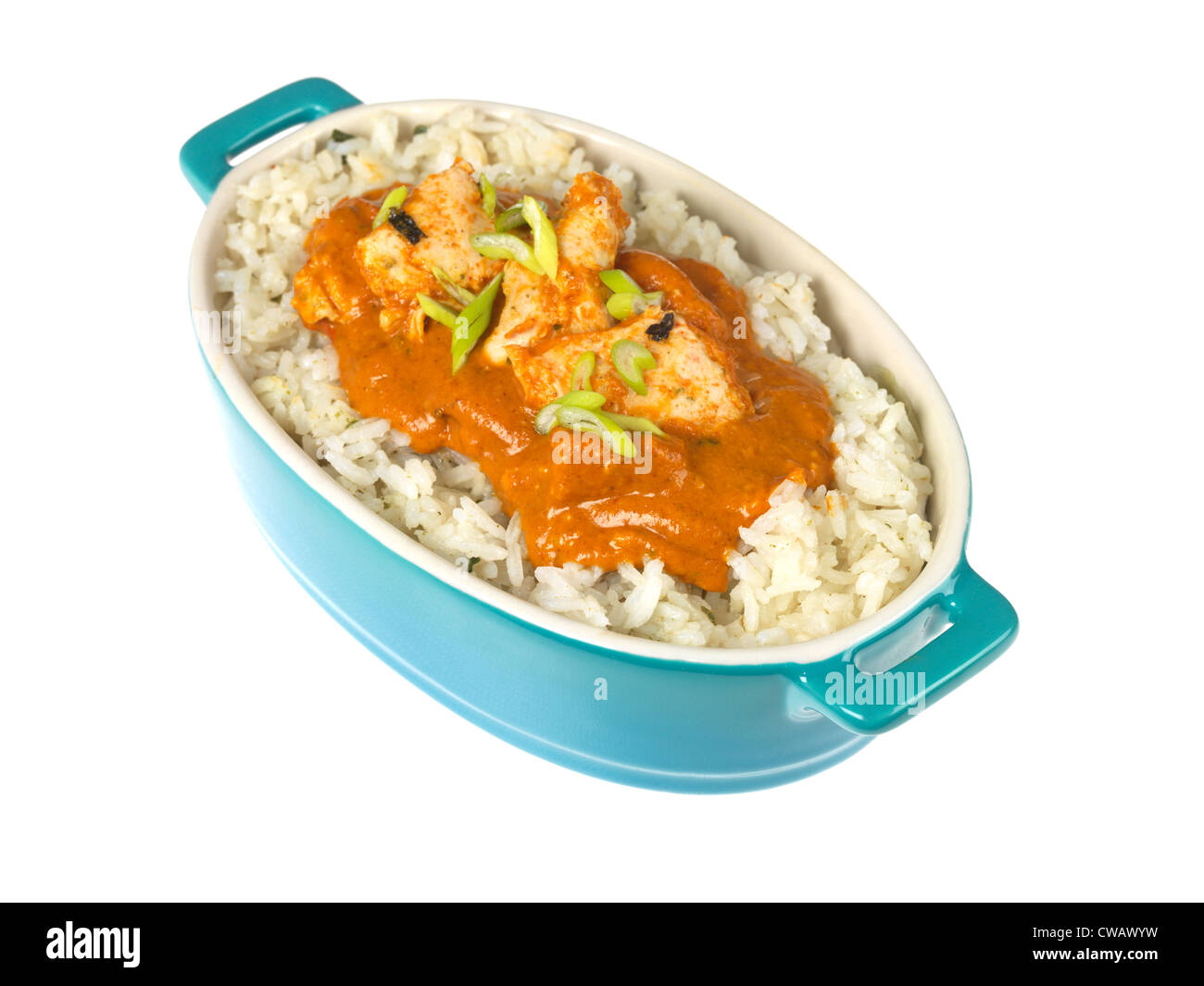 Autentico stile piccante Tailandese colorate di rosso Pollo al Curry e farina di riso, isolata contro uno sfondo bianco, con un tracciato di ritaglio e nessun popolo Foto Stock