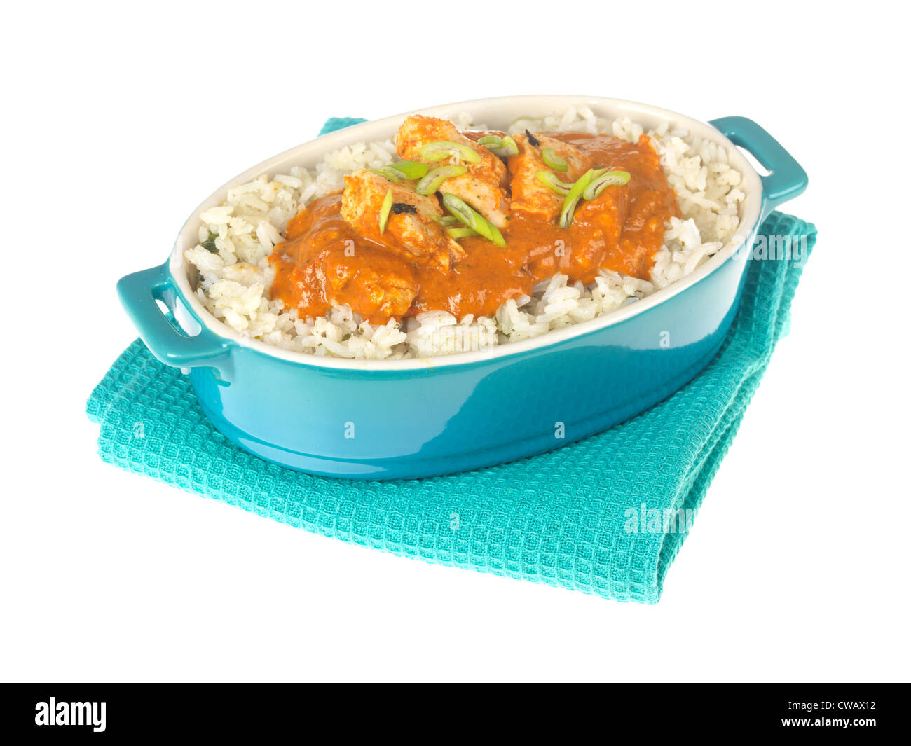 Autentico stile piccante Tailandese colorate di rosso Pollo al Curry e farina di riso, isolata contro uno sfondo bianco, con un tracciato di ritaglio e nessun popolo Foto Stock