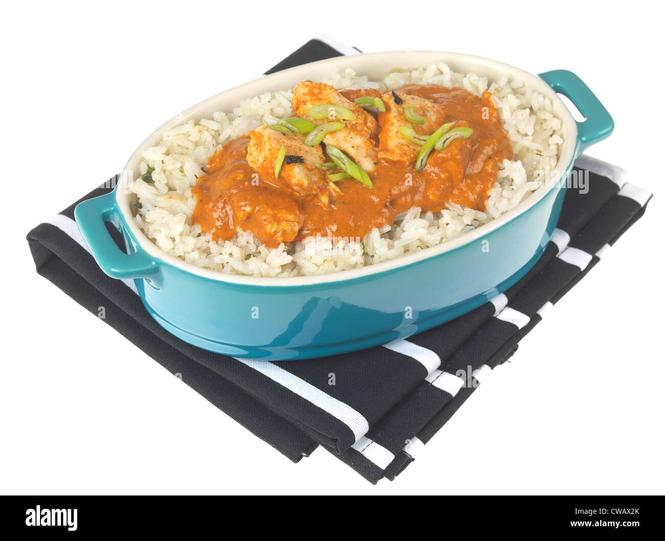 Autentico stile piccante Tailandese colorate di rosso Pollo al Curry e farina di riso, isolata contro uno sfondo bianco, con un tracciato di ritaglio e nessun popolo Foto Stock