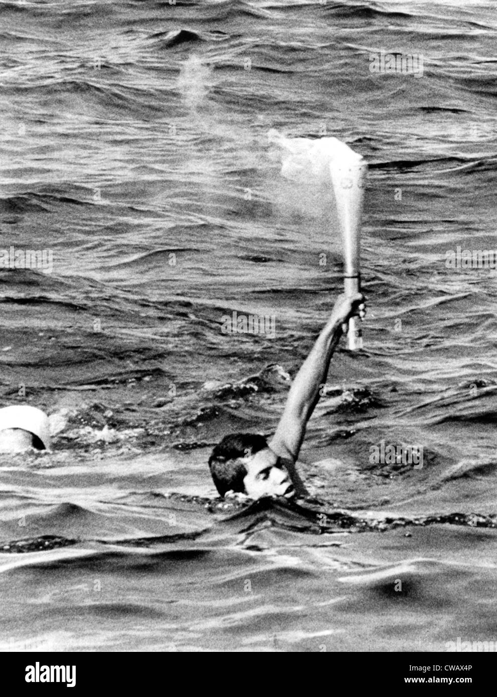 1968 Olimpiadi, la Torcia Olimpica essendo portati al suolo messicano, Veracruz, Messico, 10-06-1968.. La cortesia: CSU Archivi / Everett Foto Stock