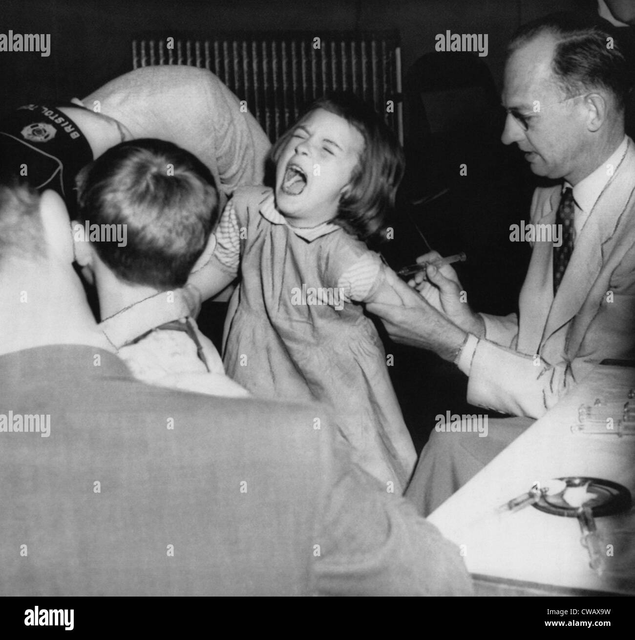 Una giovane ragazza che riceve un vaccino dal dott. Hugh Griffin (destra), circa 1950s. La cortesia: Archivi CSU/Everett Collection Foto Stock