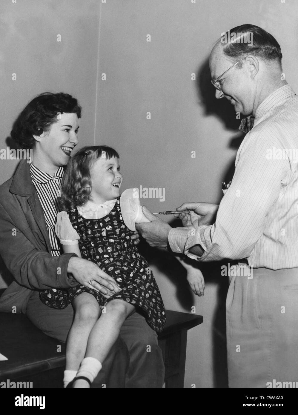 Una giovane ragazza che riceve un vaccino, circa 1950s. La cortesia: Archivi CSU/Everett Collection Foto Stock