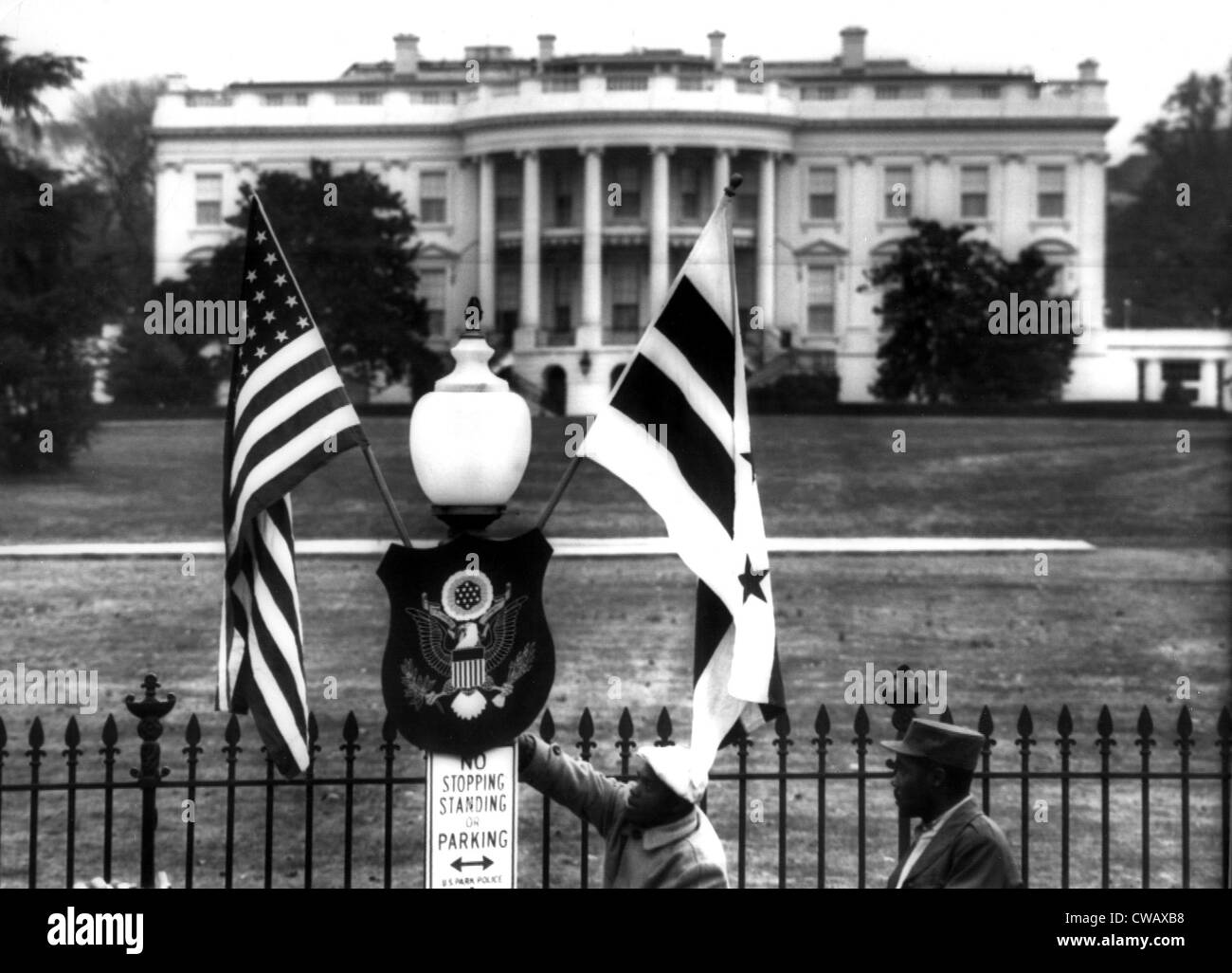 Noi & District of Columbia bandiere decorare i motivi della Casa Bianca, 3/11/55. La cortesia: CSU Archivi / Everett Collection Foto Stock