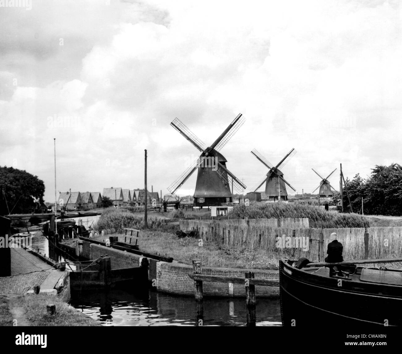 Questo sylvan Dutch country scena vicino a Alkmaar, Olanda, mostra uno dei piccoli canali che si diramano dal Grande Nord Foto Stock