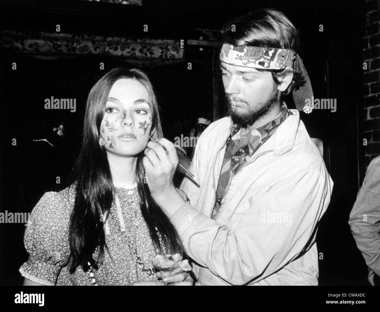 Hippies face painting nel Greenwich Village di New York, 10/17/67.. La cortesia: CSU Archivi / Everett Collection Foto Stock