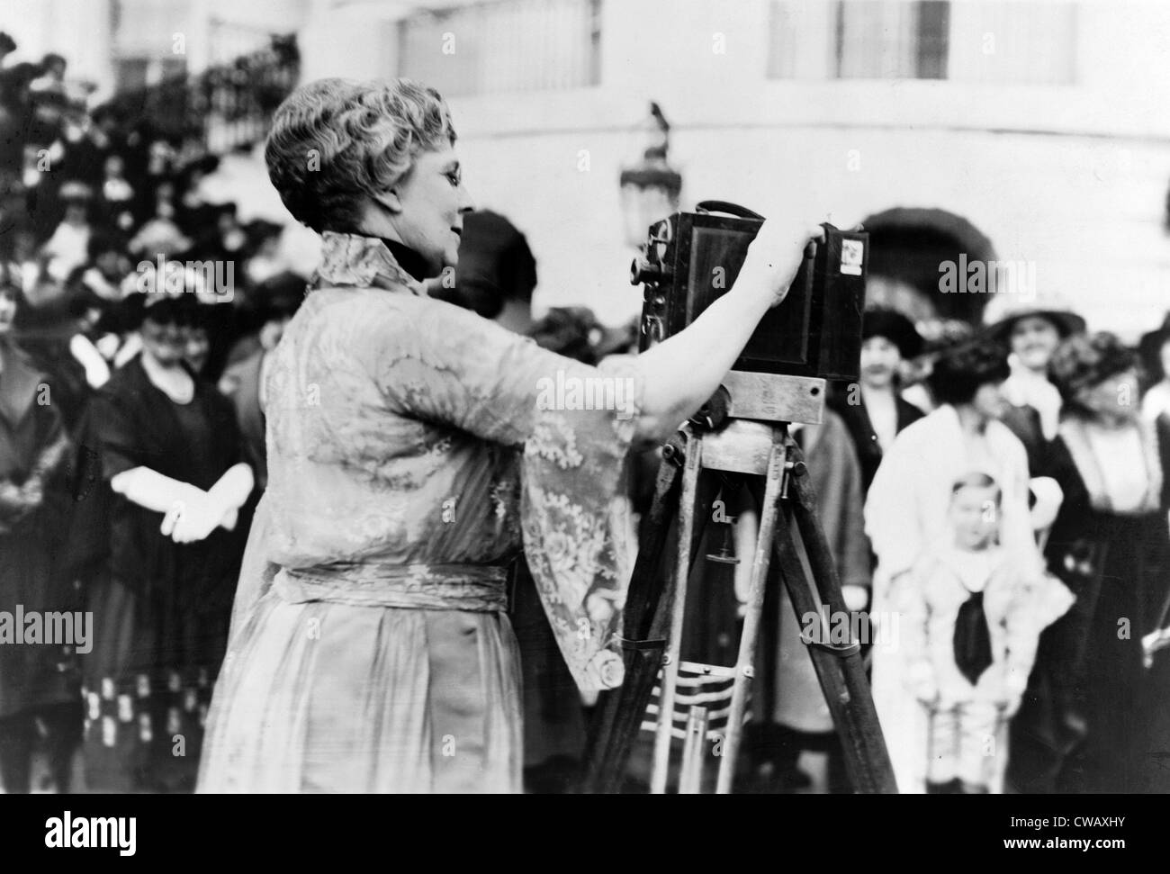 La First Lady Firenze Harding, moglie del Presidente Warren G. Harding, il funzionamento di una macchina fotografica del film sul prato della Casa Bianca, ca. Foto Stock