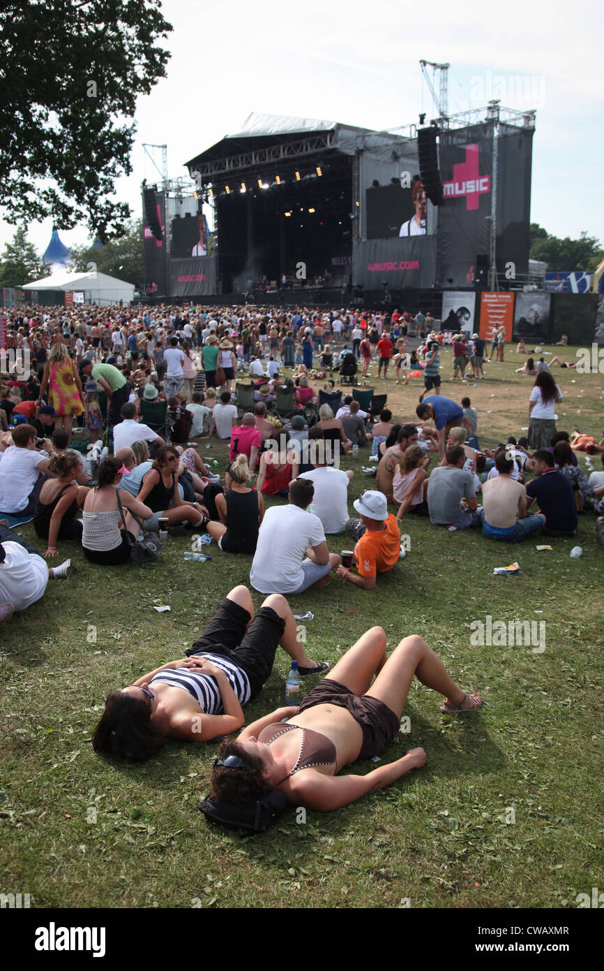 La folla godendo il sole al V Festival di Hylands Park, Chelmsford Essex Foto Stock
