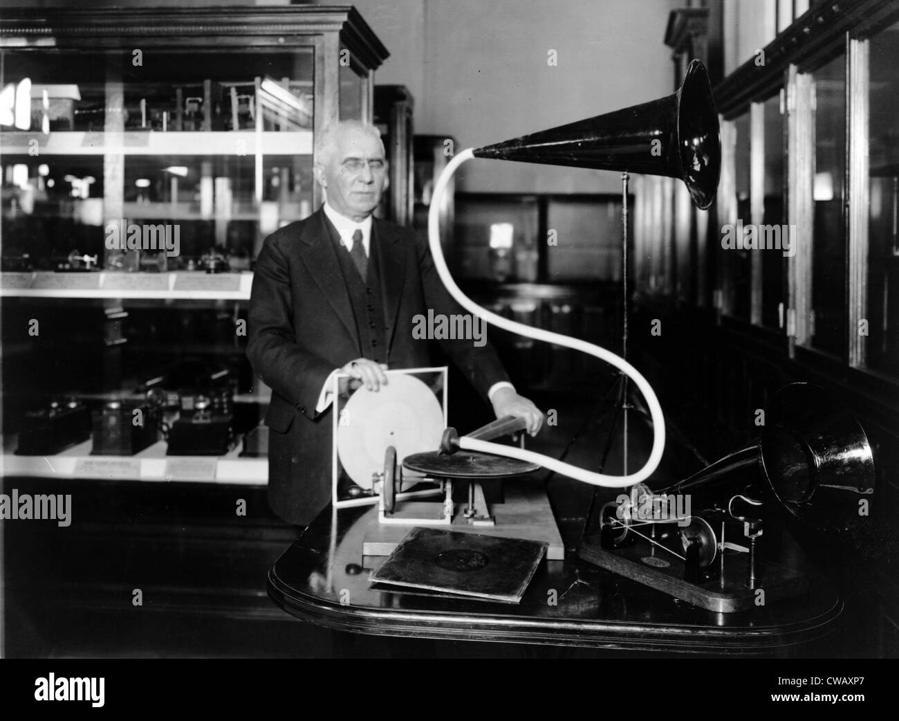 Emile Berliner con il modello del primo fonografo macchina che ha inventato c. 1920 Foto Stock