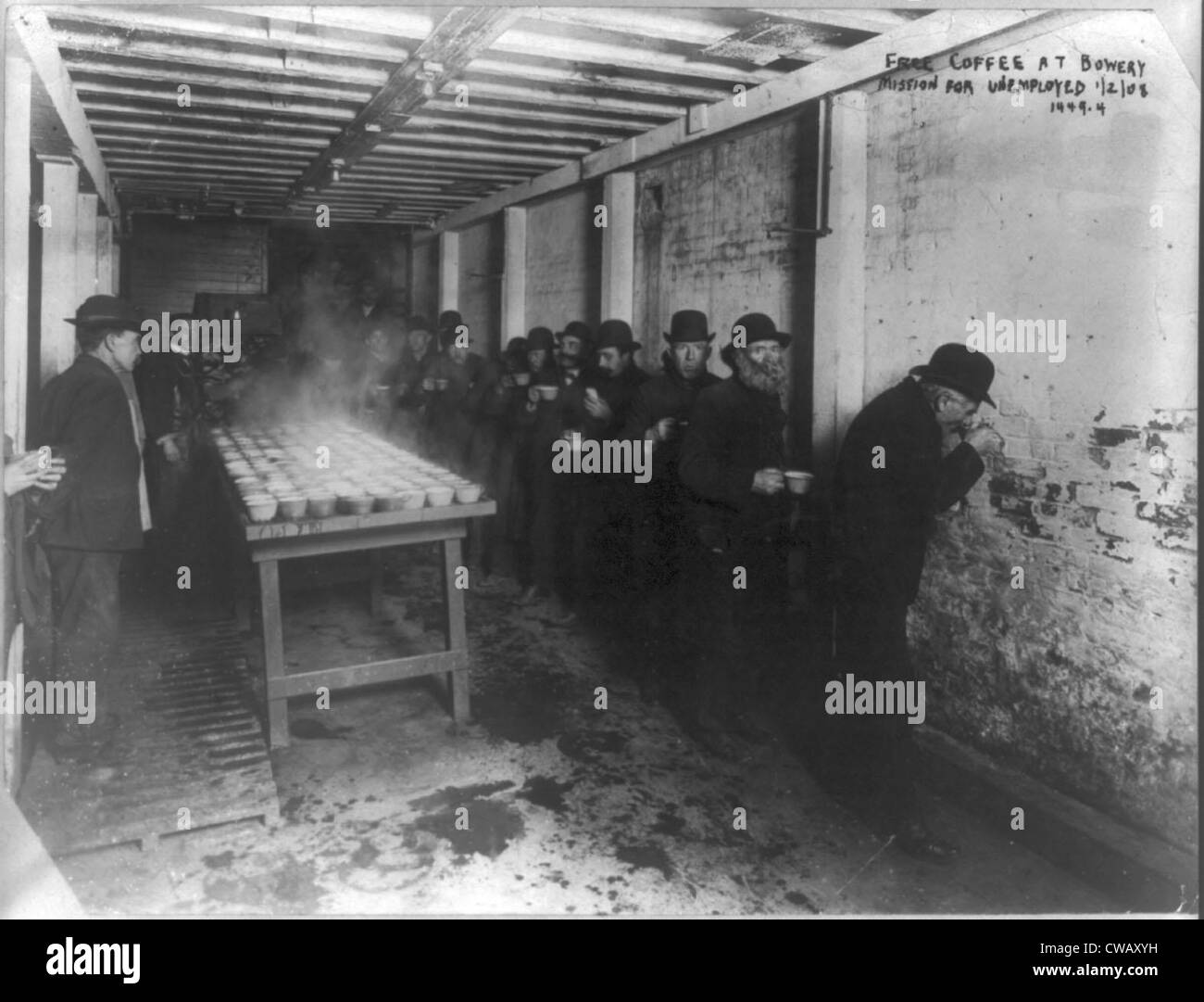 La città di New York, il Bowery, testo recita: "Il caffè gratuito a Bowery missione per disoccupati 1/2/08', circa 1908. Foto Stock
