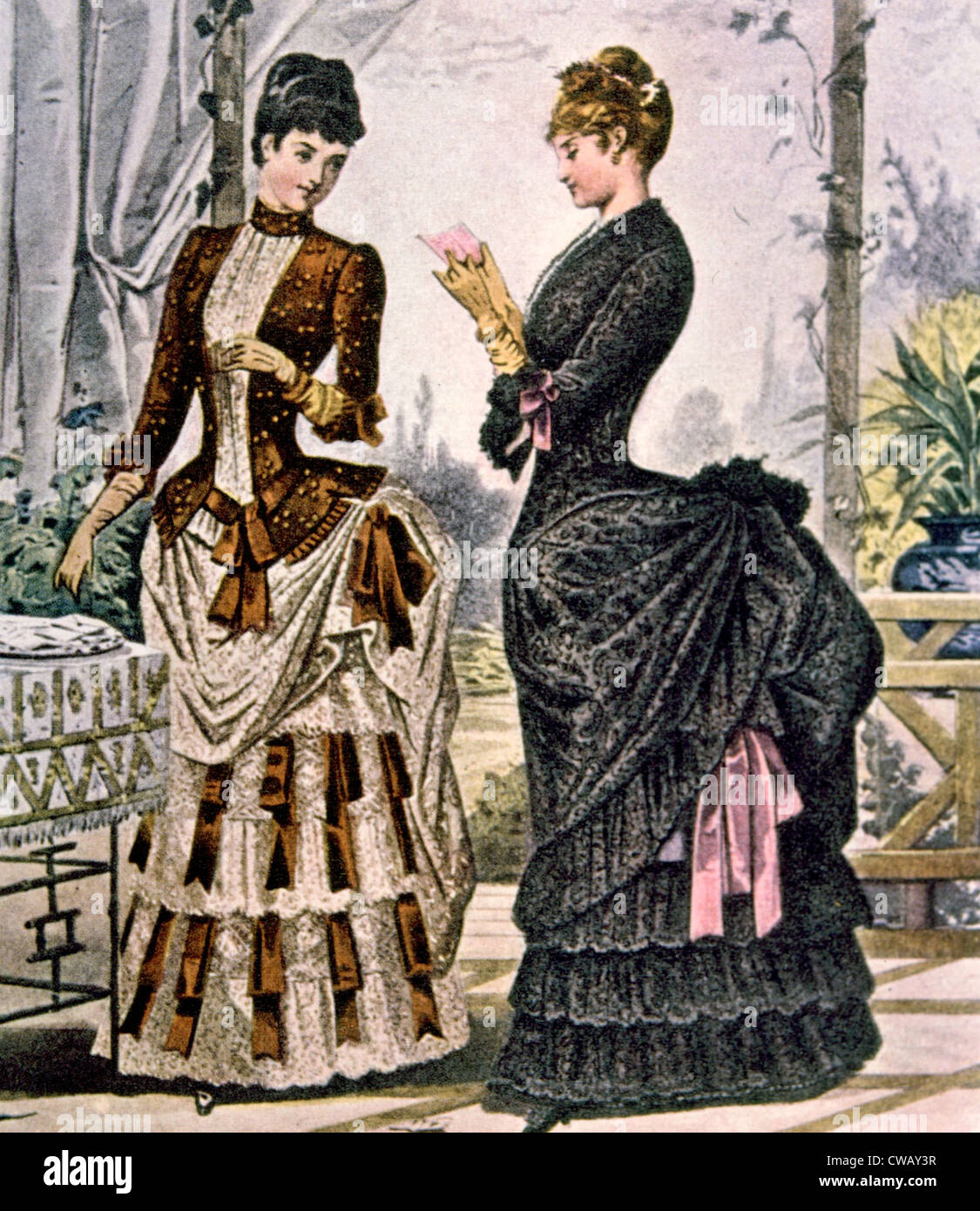 Due donne che indossano abiti trambusto, circa 1880. Foto: courtesy Everett  Collection Foto stock - Alamy
