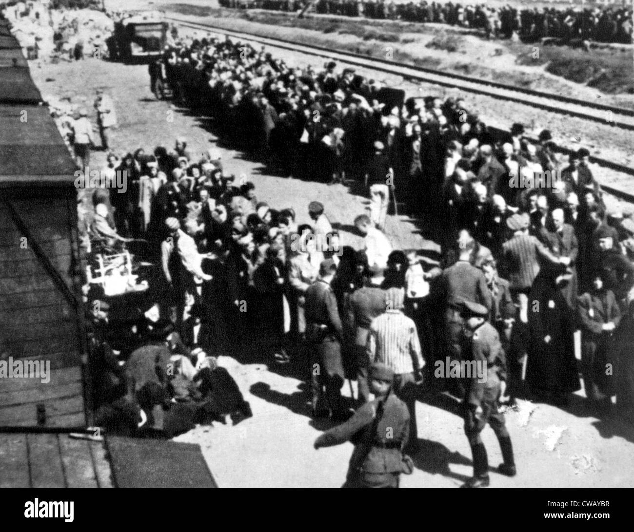 Selezione e separazione dei prigionieri al Campo di Concentramento di Auschwitz-Birkenau stazione ferroviaria in Polonia, ca. 1944 Foto Stock