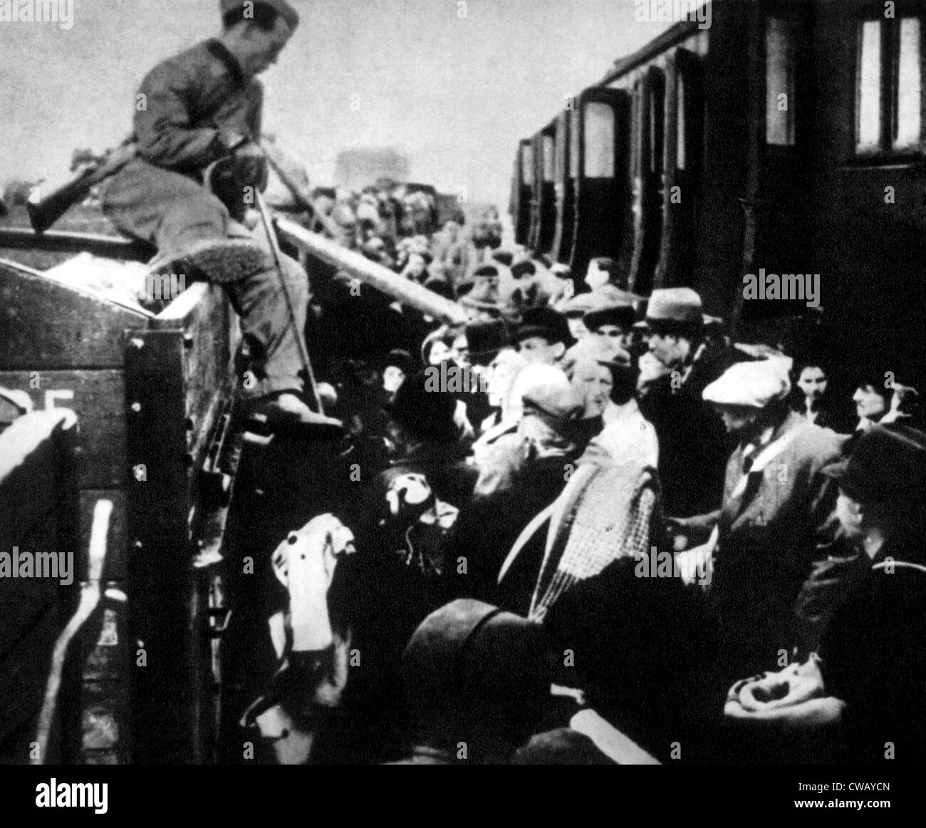 Prigionieri di arrivare al Auschwitz-Birkenau stazione ferroviaria, c. 1944. Foto Stock