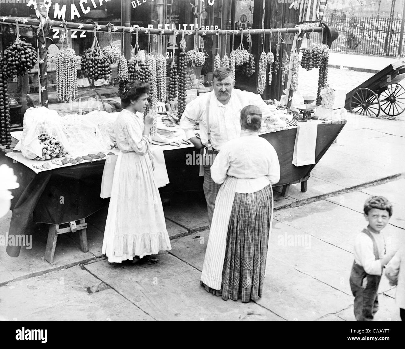 Little Italy - fornitore con della pasticceria o della biscotteria visualizzati durante un festival di New York, ca. 1930s Foto Stock