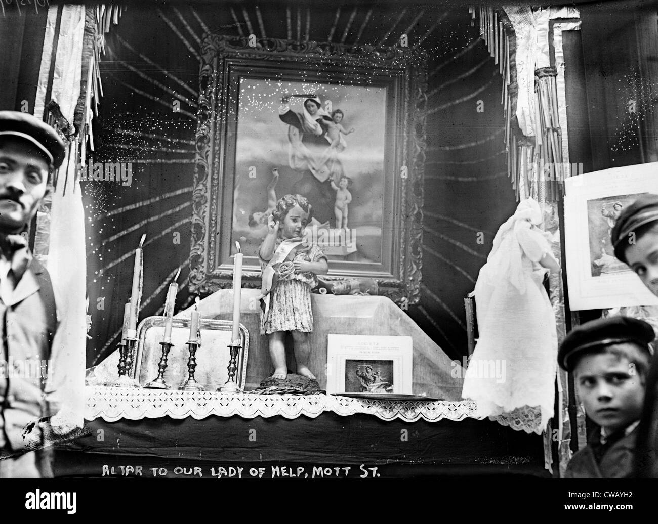 Little Italy, Altare della Madonna di aiutare, Mott St., New York, 1908 Foto Stock