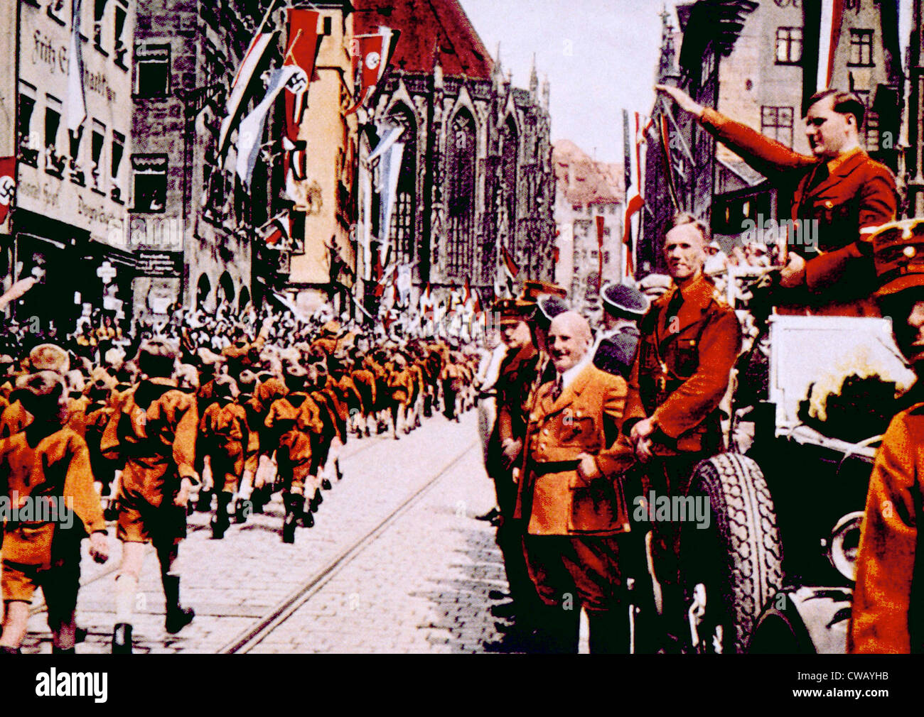 La Germania nazista, membri del Hitler Jugund marzo prima del loro leader, Baldur von Shirach, durante il rally di Norimberga, 1933. Foto Stock