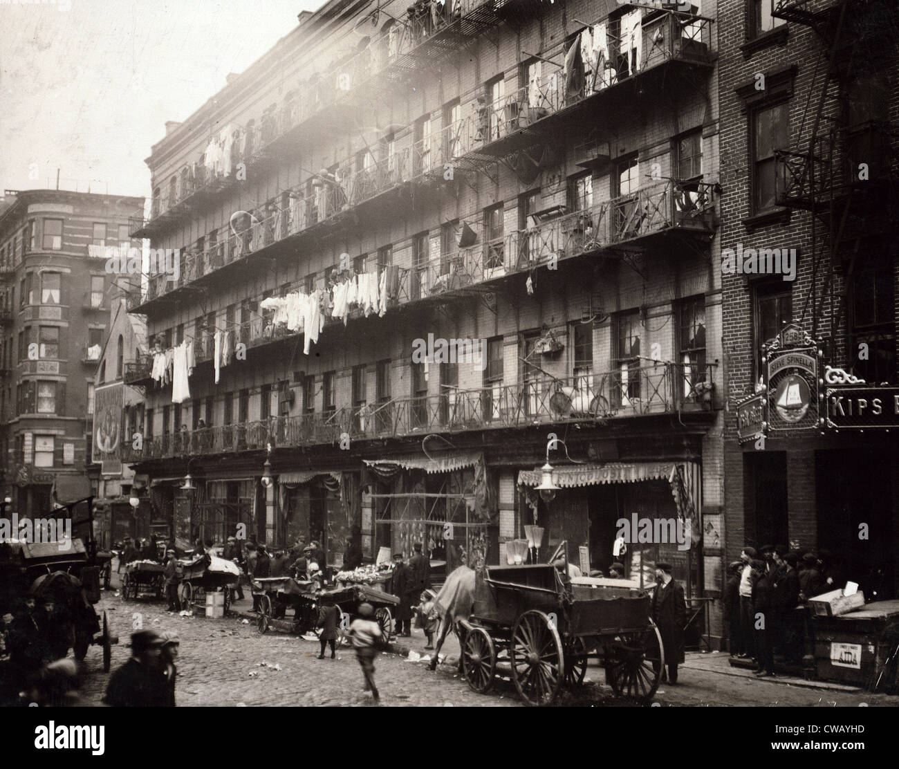 Little Italy, una fila di tenements su Elizabeth St, New York, 1912 Foto Stock