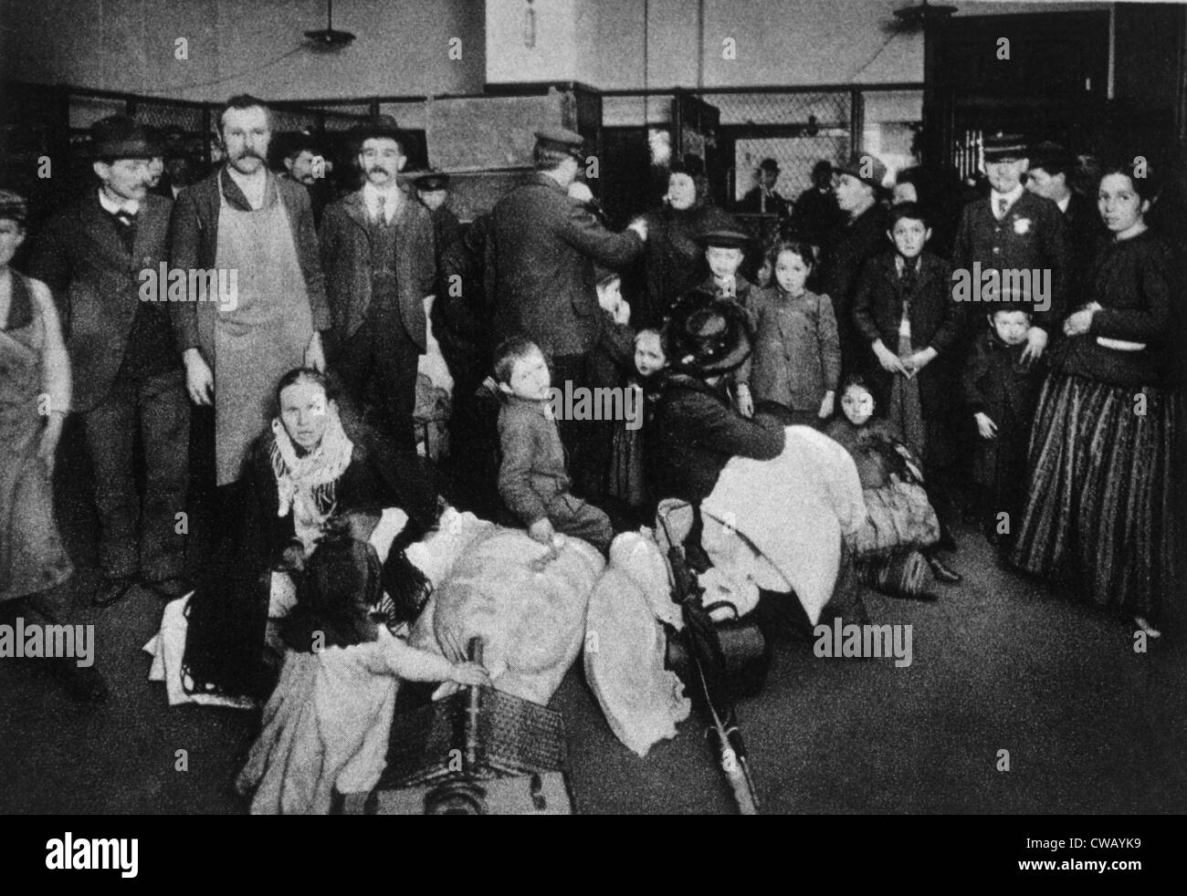 Gli immigrati ad Ellis Island in New York acquisto di biglietti ferroviari per le loro destinazioni negli Stati Uniti, c. 1902. Foto Stock