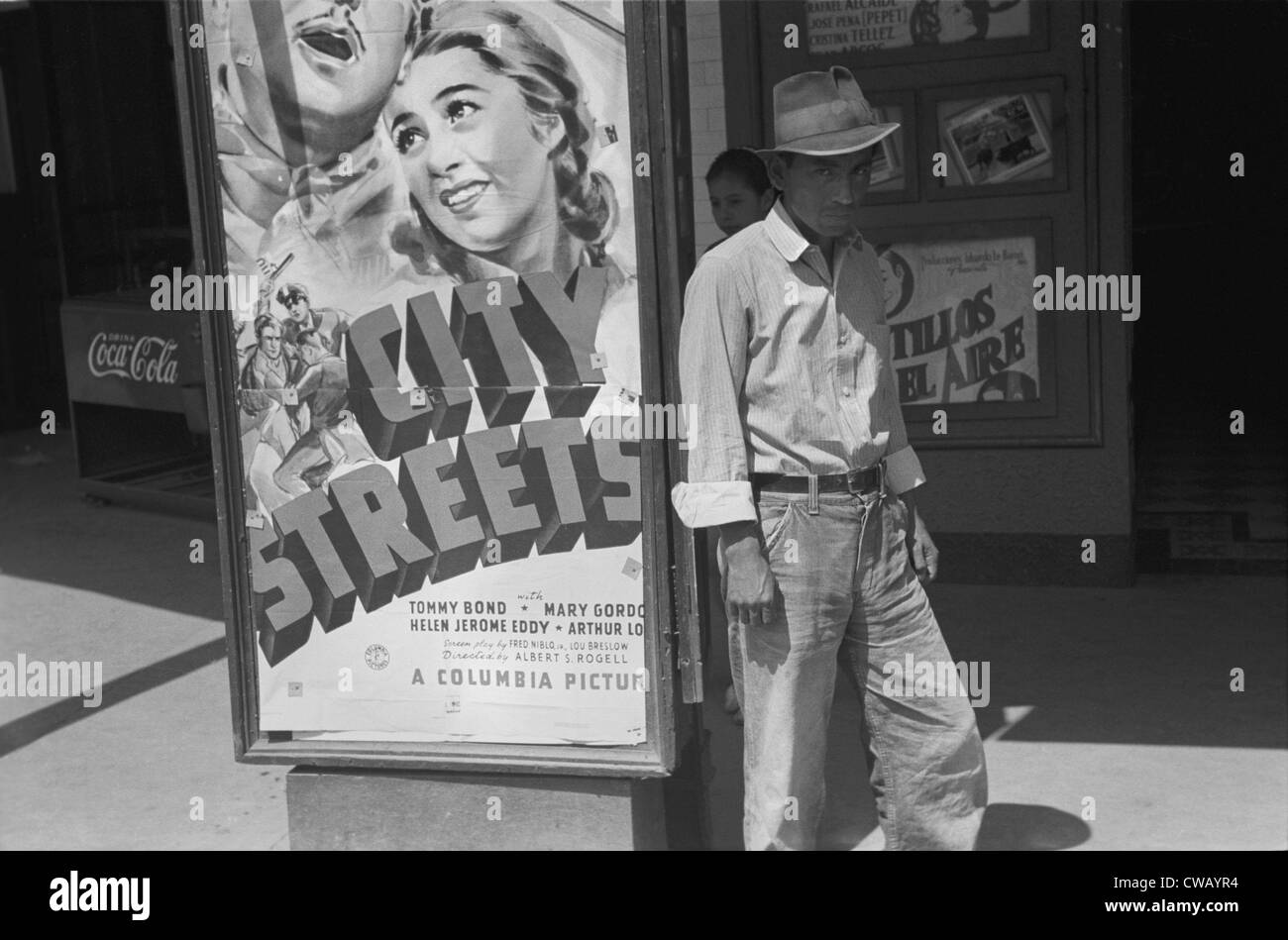 Uomo messicano nella parte anteriore di un cinema a giocare per le strade delle città, San Antonio, Texas, fotografia di Lee Russell, 1939. Foto Stock