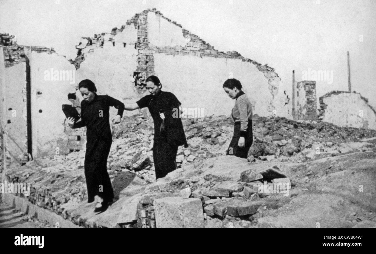 Sorelle Kung Soong, Sun Soong, Chiang Soong in un hanno bombardato la zona di Chungking, Cina, 1940 Foto Stock