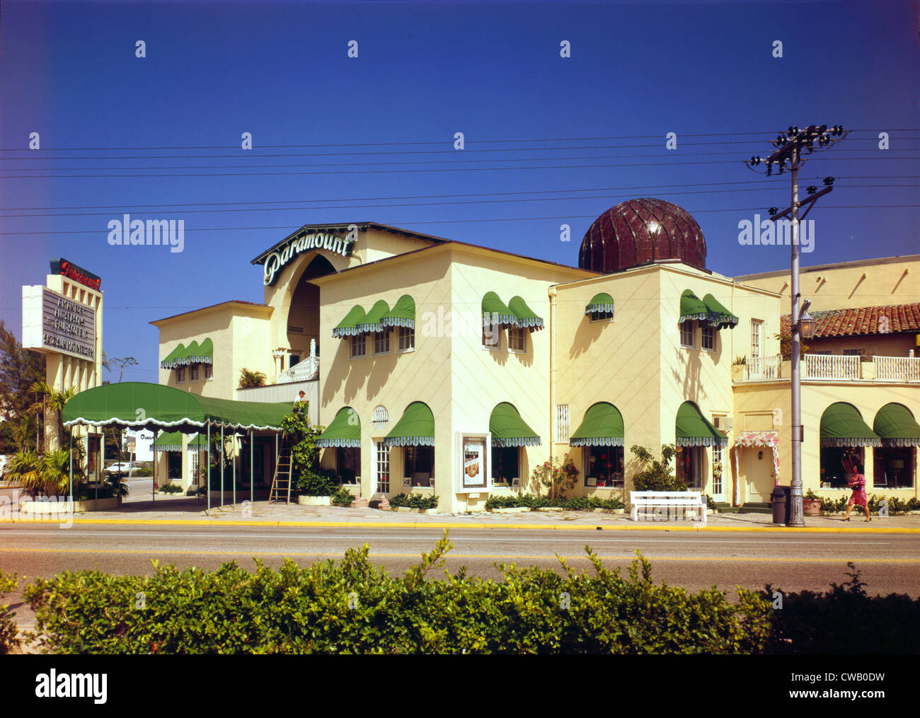 Teatri e Cinema, la Paramount Theatre, esterno, costruito nel 1926, Sunrise Avenue & North County Road, Palm Beach, Florida, circa Foto Stock