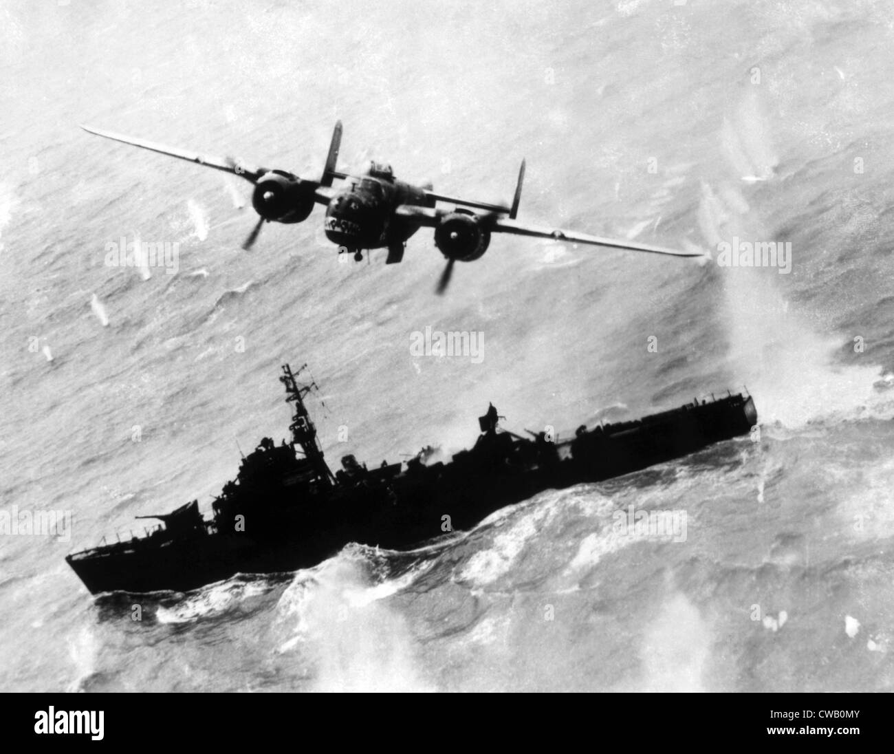 La II Guerra Mondiale, un American B-25 bombardiere volare oltre il giapponese cacciatorpediniere di scorta Frigate vicino a Amoy, Cina, 1945 Foto Stock