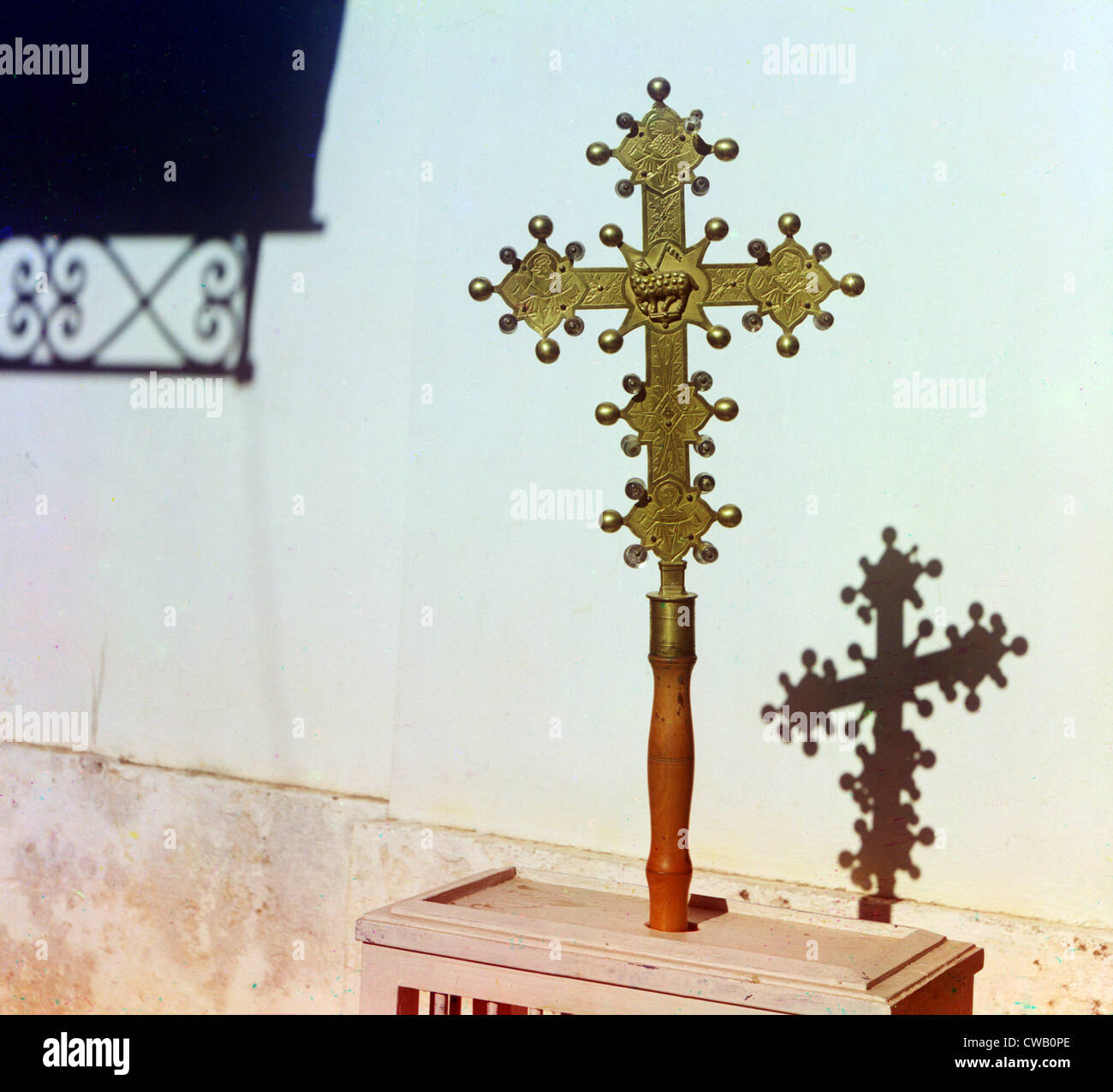 Sul lato opposto della croce a Borodinò la chiesa ortodossa. Borodino, Russia ca. 1911 Foto Stock