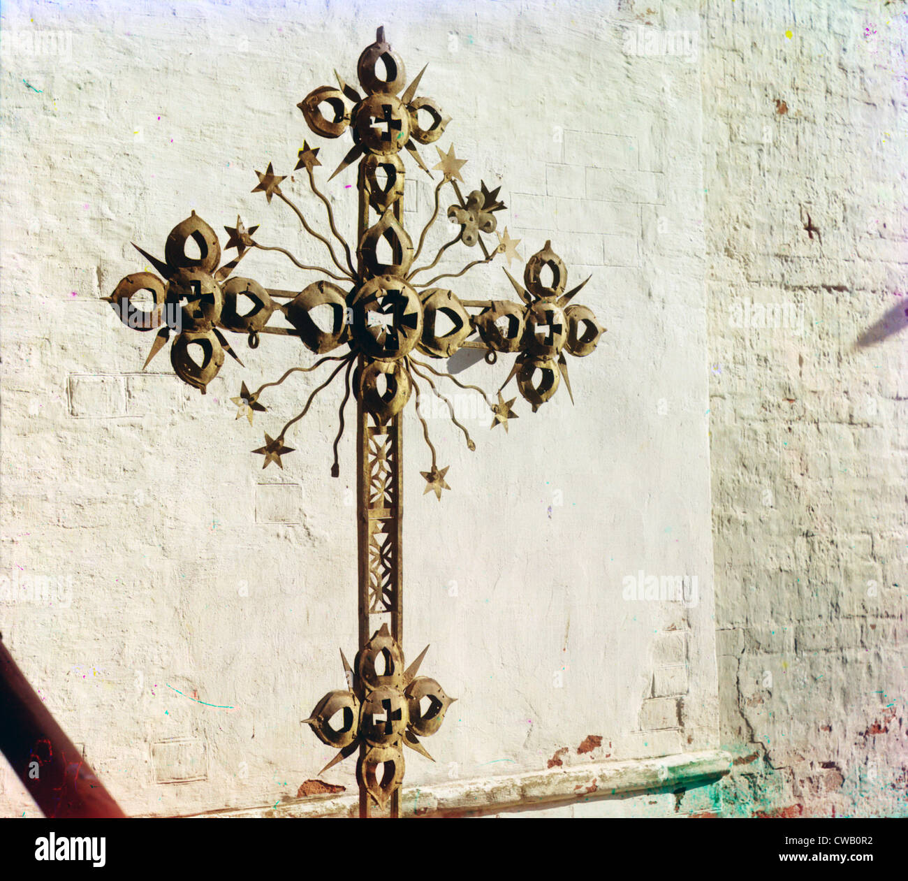 Croce in metallo dal XVIII secolo nella cattedrale ortodossa chiesa della Santissima Trinità nel monastero di Ipatevskii, Russia ca. Foto Stock