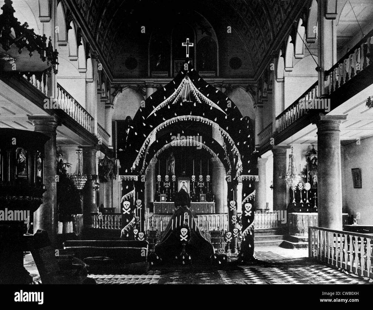 La religione, Nostra Signora della Pace cattedrale, interno con altare e teschi, 1183 Fort Street, Honolulu, Hawaii, 1886. Foto Stock