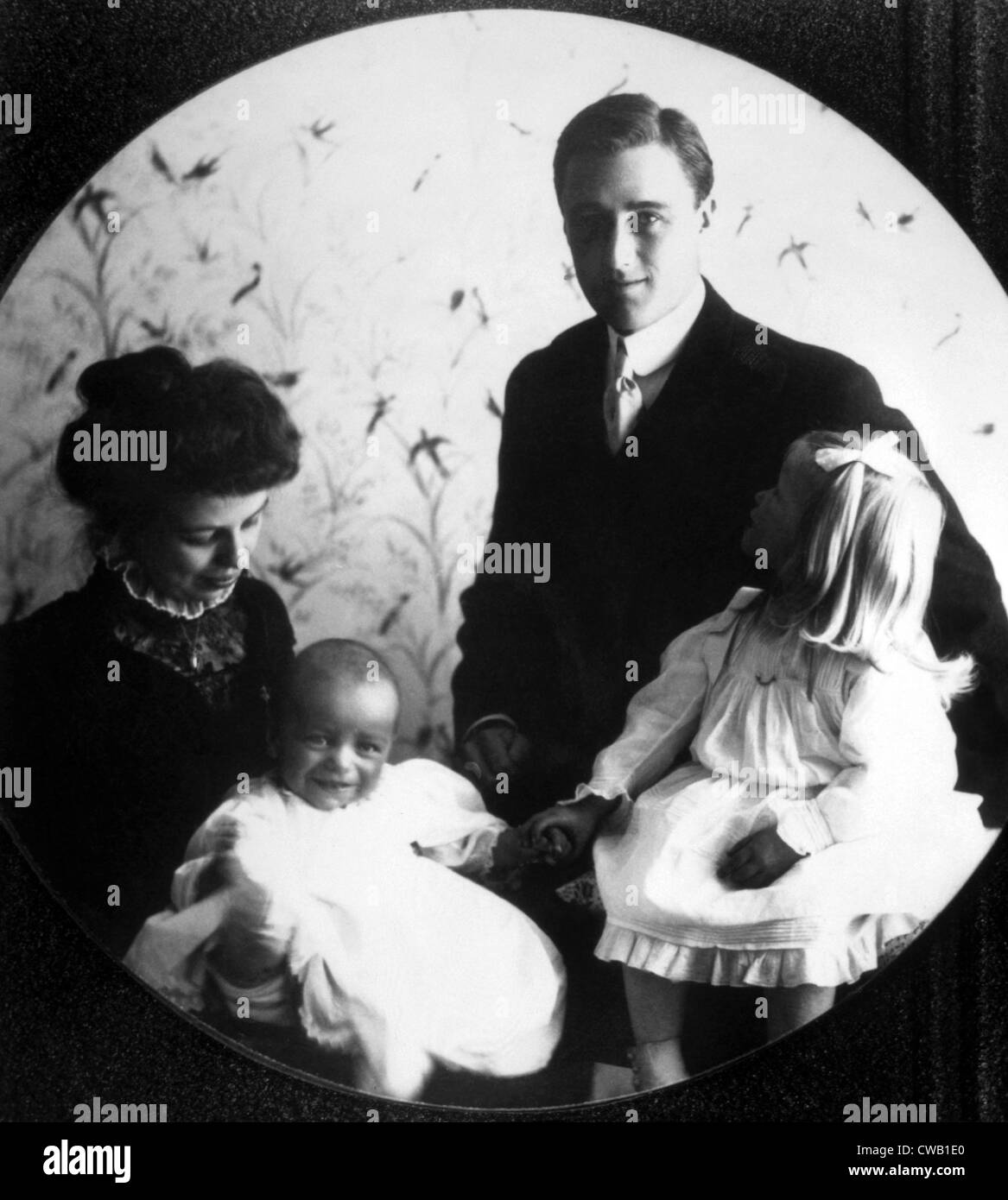 Eleanor Roosevelt, Franklin D. Roosevelt con i loro figli Franklin D. Roosevelt Jr., Anna Eleanor Roosevelt, ca. 1908 Foto Stock