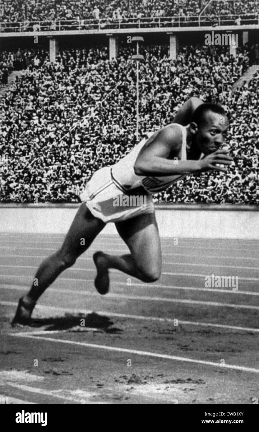 Jesse Owens impostando il misuratore 200 record olimpico alle Olimpiadi di Berlino, Germania, 1936 Foto Stock