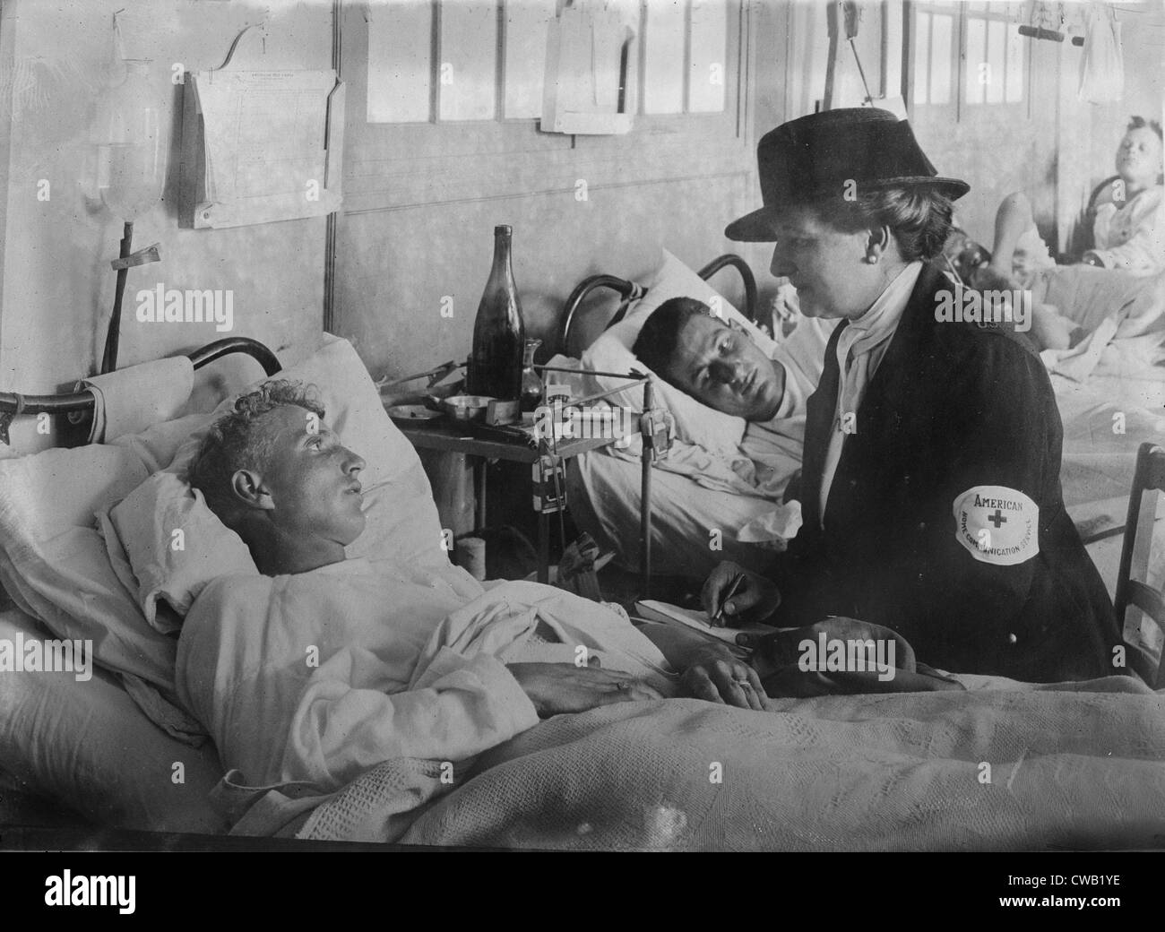 La prima guerra mondiale, prendendo un messaggio per la casa da un soldato nordamericano a Neuilly, Francia, circa 1914-1918. Foto Stock