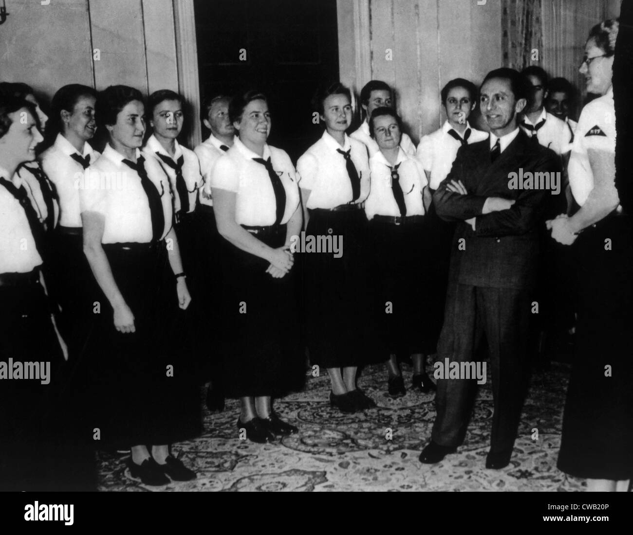 Joseph Goebbels, (1847-1945), propaganda nazista il ministro, con un gruppo di "Junge Deutsche Madele', c. 1939. Foto Stock