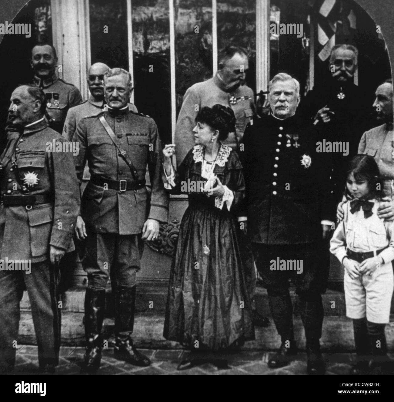 Il maresciallo Foch Ferdinand, il generale John J. Pershing, Madame e il Maresciallo Giuseppe Jacques Cesaire Joffre in Parigi, 1919 Foto Stock