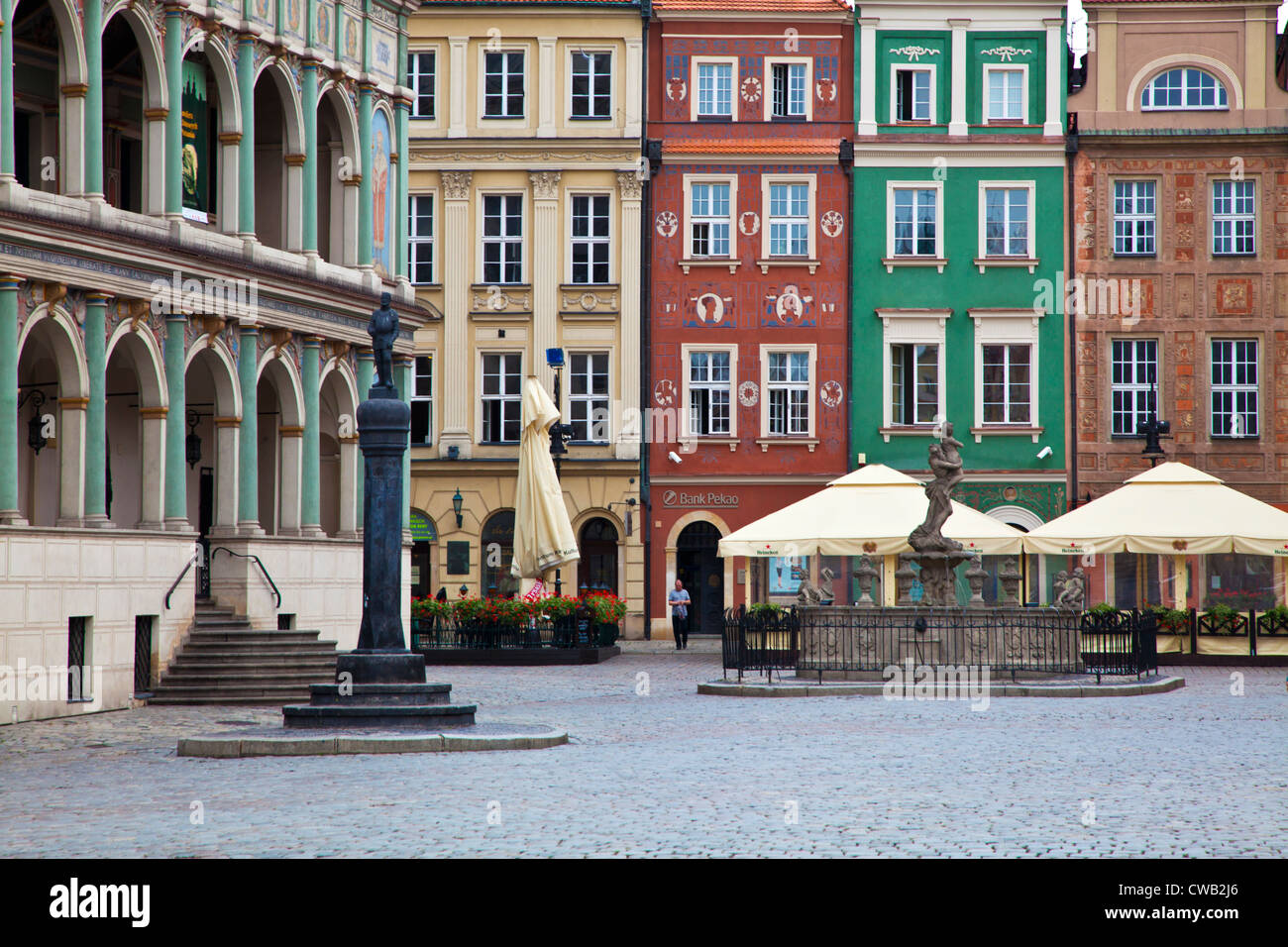 Piazza del mercato della città vecchia, Stary Rynek, di Stare Miasto, Poznan, Polonia. La Punizione Post, Pranger o Pregierz è sulla sinistra. Foto Stock