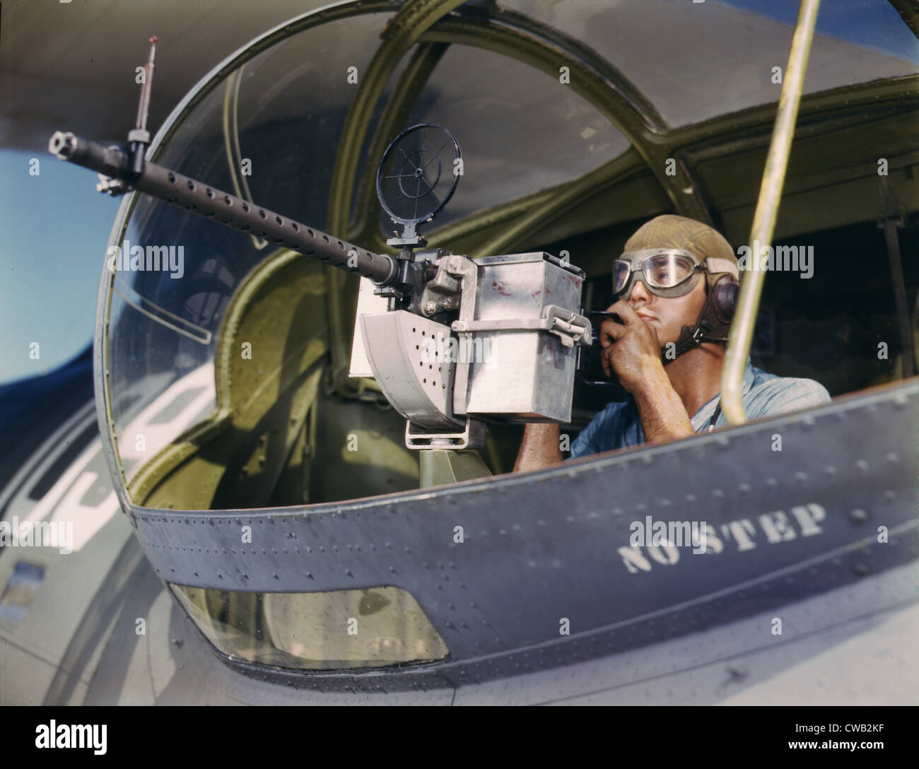 La II Guerra Mondiale, Jesse Rhodes Waller, A.O.M. terza classe, tenta di eseguire un 30-caliber machine gun ha appena installato su una marina Foto Stock