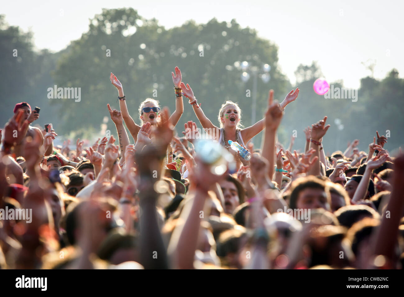 La folla godendo della musica dal vivo al V Festival di Hylands Park, Chelmsford Essex Foto Stock