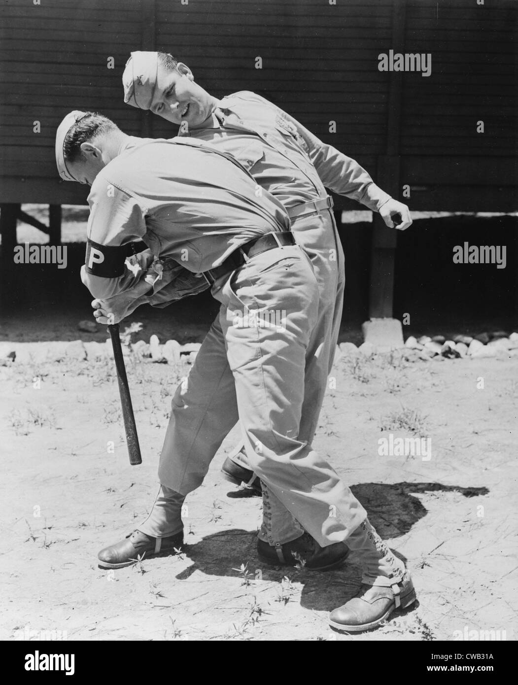 La II Guerra Mondiale, privato Melvin Kearney, e la Polizia Militare Privata Schneiderman Elliott (anteriore), praticare il disarmo di un club Foto Stock