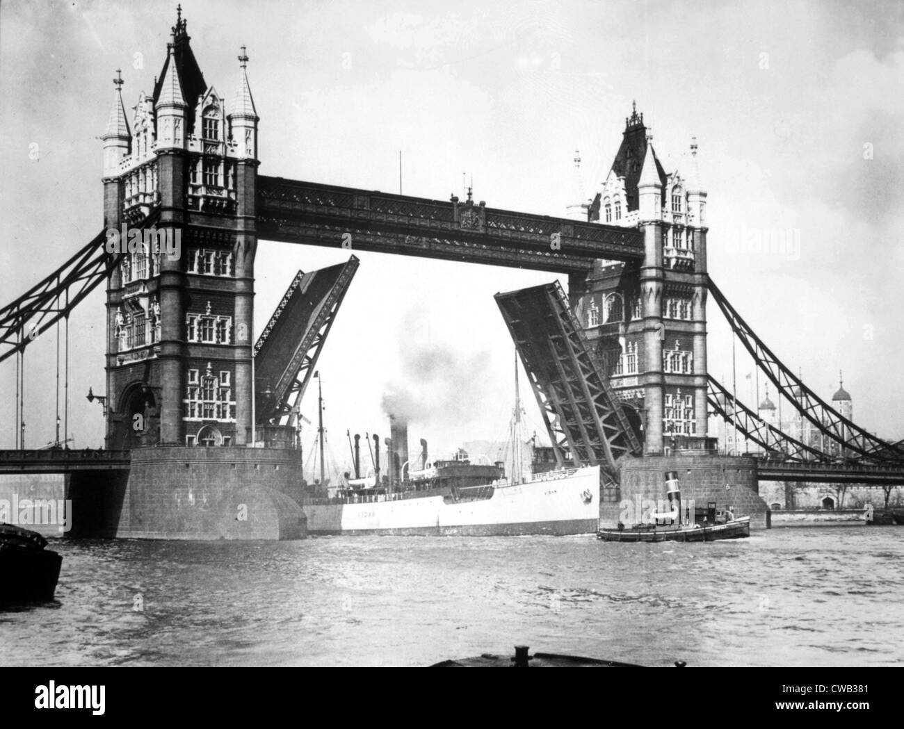 Il Tower Bridge oltre il fiume Thames, London, sollevato per il passaggio di una nave, fotografia: 1955. Foto Stock