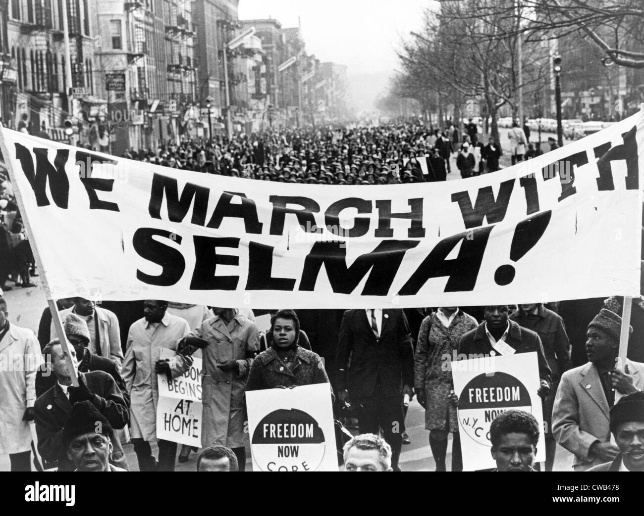 I diritti civili, dimostranti che trasportano banner abbiamo marzo con Selma! Sulla strada di Harlem, a New York City. Foto di Stanley Wolfson, 1965 Foto Stock