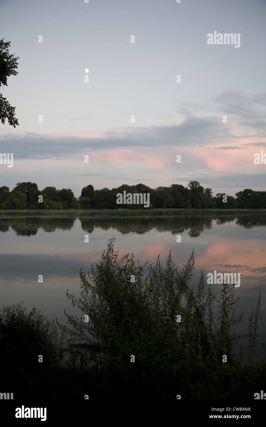 Fine giornata lungo il lago in Prospect Park di Brooklyn, New York. Foto Stock