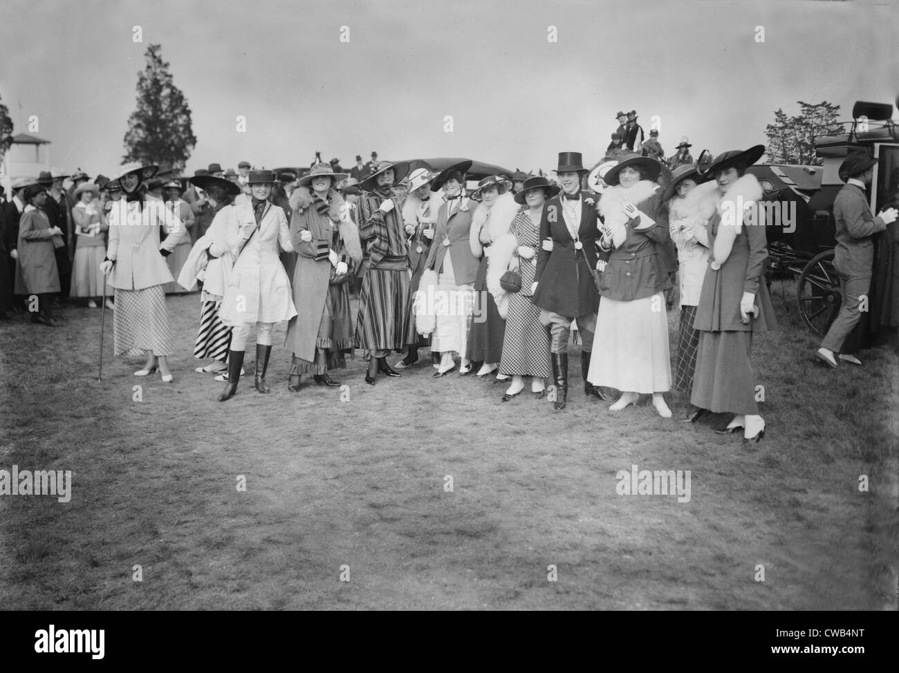 La modellazione delle donne presso Rockaway Hunt soddisfare, 'fashion Mannekins', fotografia circa primi 1910s. Foto Stock