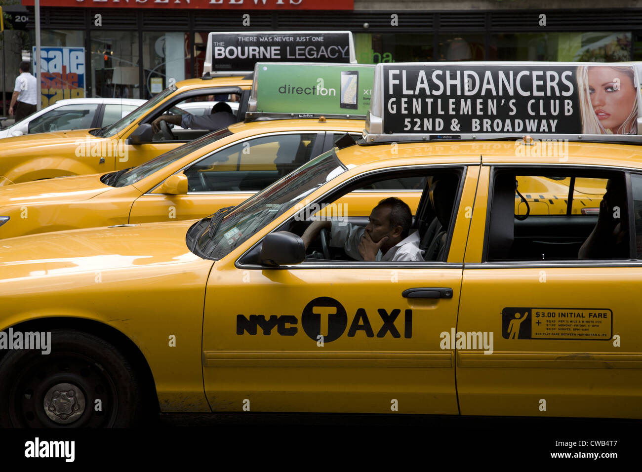 Taxi dominano il traffico lungo la Quinta Avenue in New York City. Foto Stock